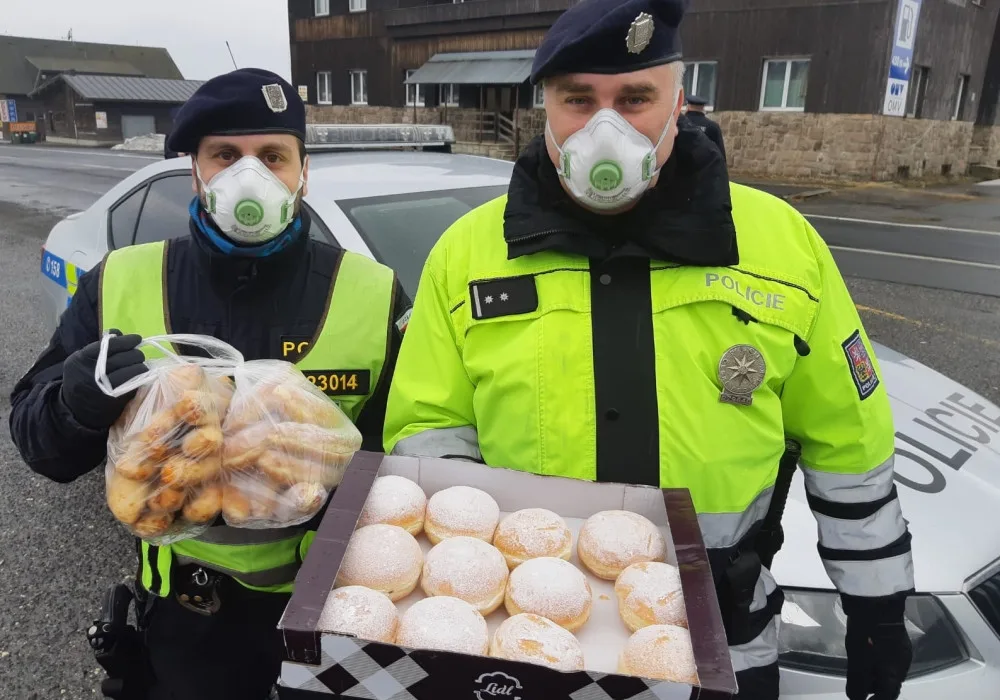 Policistům na hraničních přechodech lidé pomáhají různě