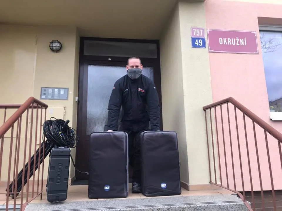 Z těchto reproduktorů zní song "Můj čas" ve Staré Roli