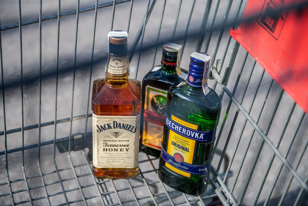 Češi v karanténě víc pijí alkohol, řeší tím nejistotu z budoucnosti