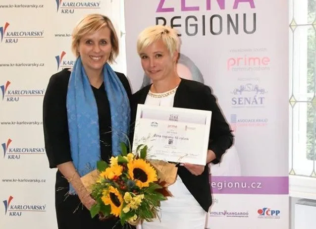 Vloni vyhrála titul Žena regionu za Karlovarský kraj Jana Třísková, které cenu předávala tehdejší hejtmanka Jana Vildumetzová Mračková.