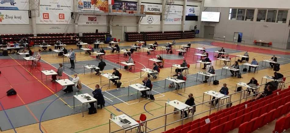 Dnešní jednání zastupitelů v míčové hale KV Arény