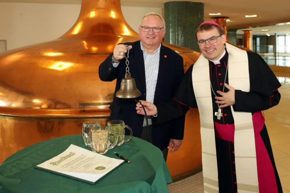 Sládek Václav Berka s biskupem Tomášem Holubem, který požehnal várce piva pro Vatikán