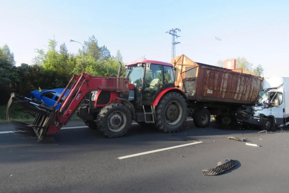 Hrůzostrašně vypadající nehoda skončila dvěma lehkými zraněními