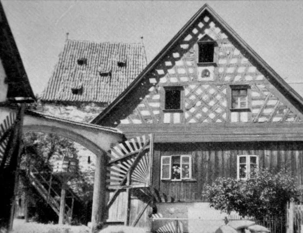 Usedlost čp. 1, v pozadí stará věž, kolem roku 1930