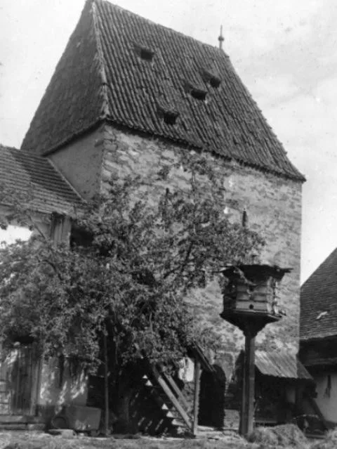 Pohled ze dvora statku na věž, před rokem 1945