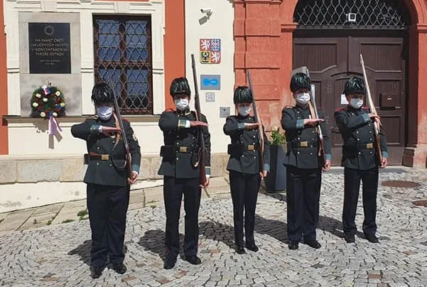 Ostrvští Ostrostřelci při dnešním kladení věnců