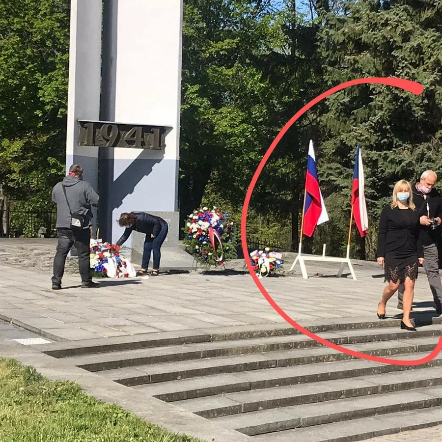 Ve stojanu chybí americká vlajka