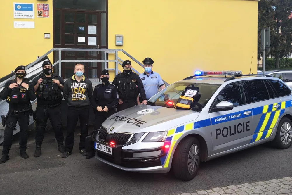 Ostrovští policisté, kteří se podíleli na záchraně života.