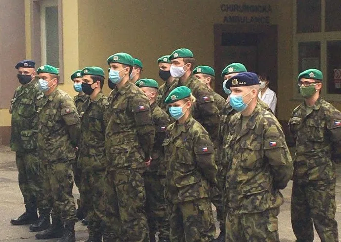 Vojáci, kteří pomáhali v Mariánských Lázních, dnes odjeli domů