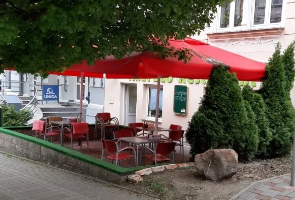 Zahrádky v centru Karlových Varů byly povětšinou prázdné