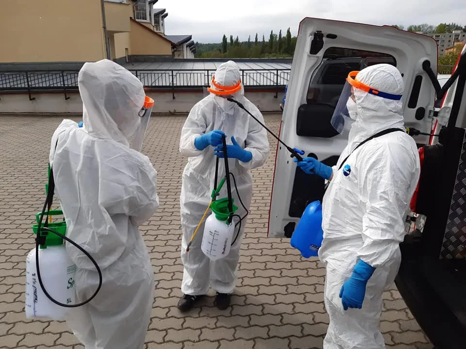 Ostrovští hasiči desinfikují domov pro seniory