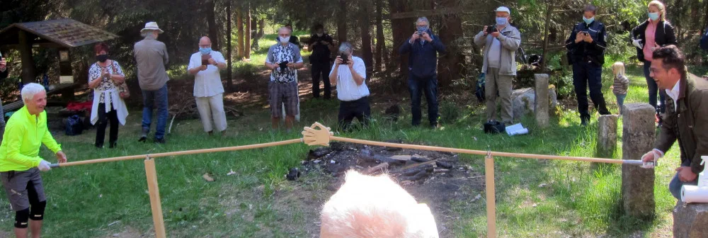 Starosta Aše Dalibor Blažek si symbolicky podává ruku s místostorostou Selbu Carstenem Hentschelem