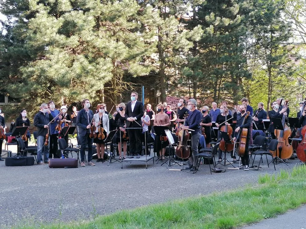 Orchestr odehrál na karlovarských sídlištích už dva koncerty