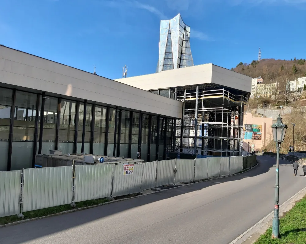 Oprava karlovarské Vřídelní kolonády pokračuje