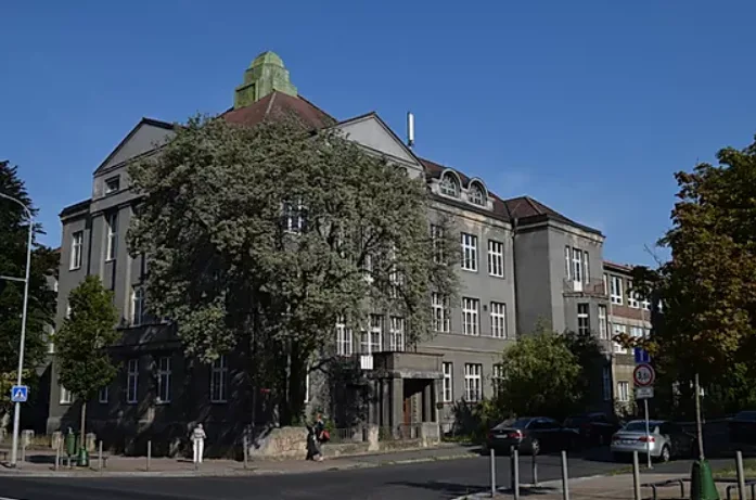 Budova Střední keramické školy v Karlových Varech