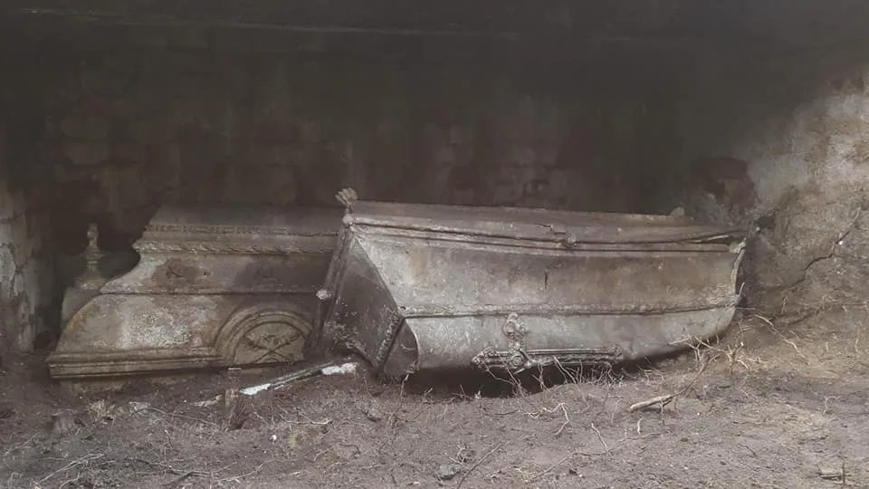 Rakve s ostatky se nacházely pod hromadou odpadu, na fotografii je již místo vyklizené