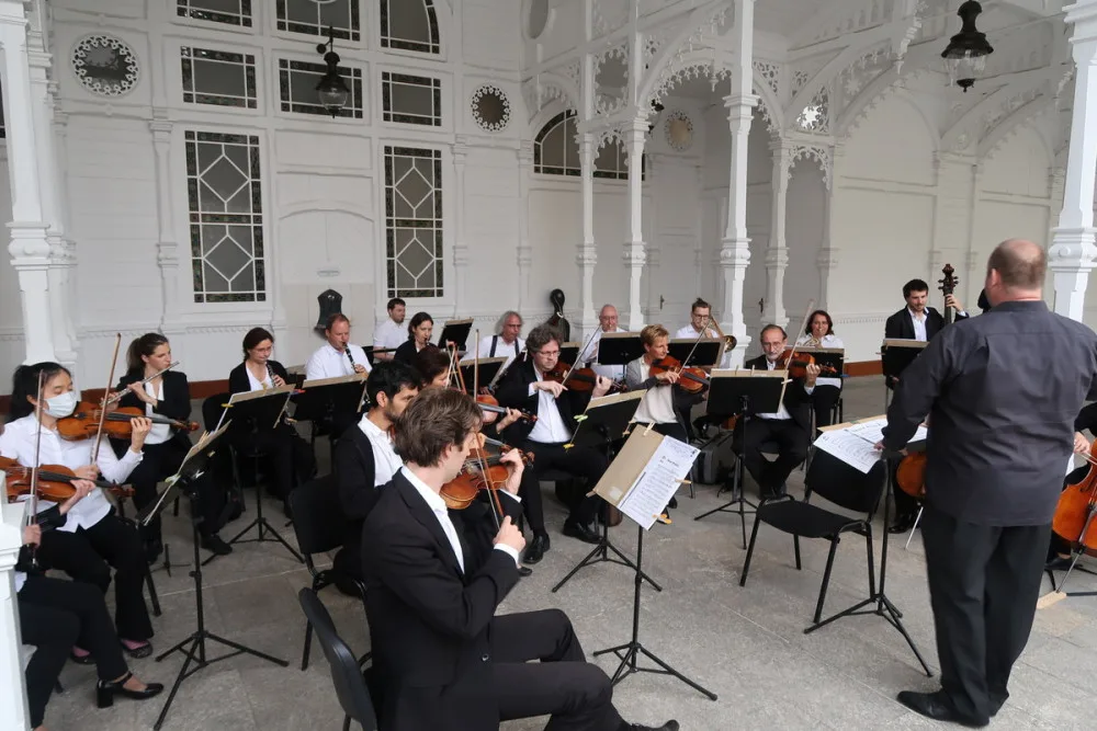 Karlovarský symfonický orchestr hraje nově i na Tržní kolonádě