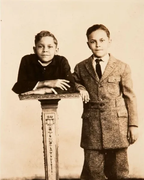 Johnny se narodil roku 1911 spolu se svým dvojčetem Robertem. Na rozdíl od Roberta mu však chyběly dolní končetiny.