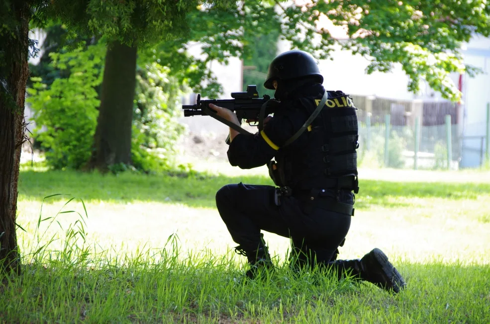 Chceš 110 tisíc korun, jistý plat a zajímavou práci? Přidej se k policii v Karlovarském kraji