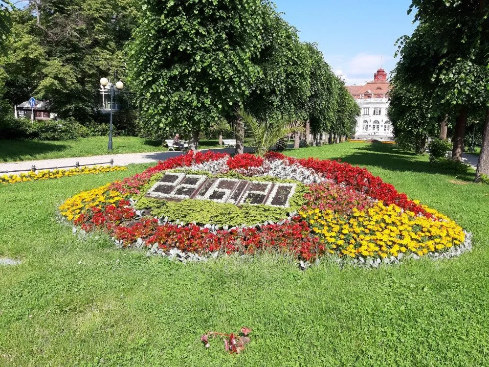 Zaměstnanci Správy lázeňských parků se starají i o květinovný kalendář v centru města