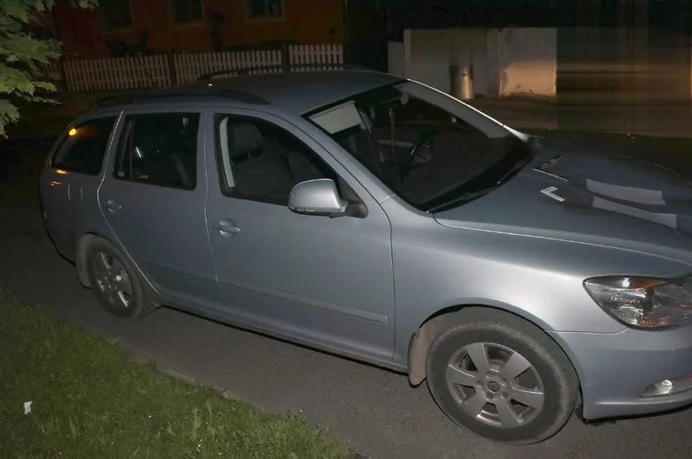 Ze zaparkovaných aut si mladík udělal překážkovou dráhu