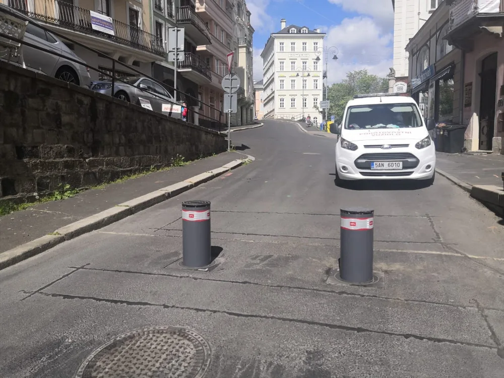 Sloupky zamezující vjezd do lázeňského území budou v provozu od poloviny července