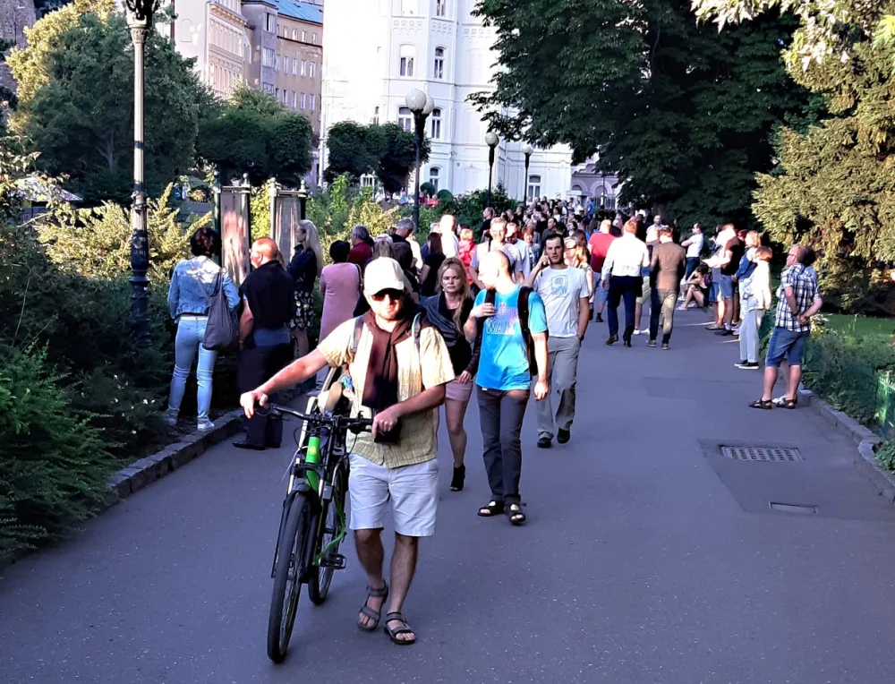 Pomalu se zaplňují i ulice a kolonády lázeňského města