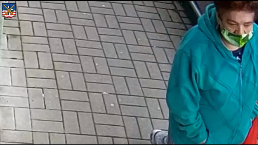 VIDEO: Tahle žena rozhodně není poctivý nálezce, obnos z peněženky si nechala