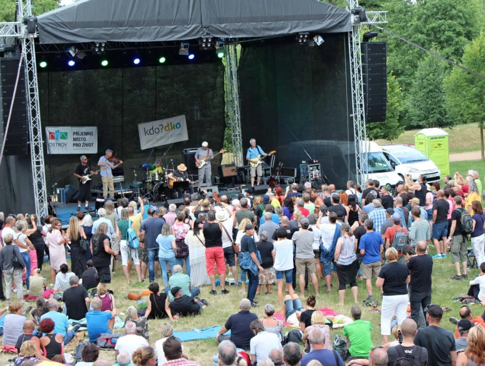Do zámeckého parku v Ostrově se po roce opět vrátí rocková muzika