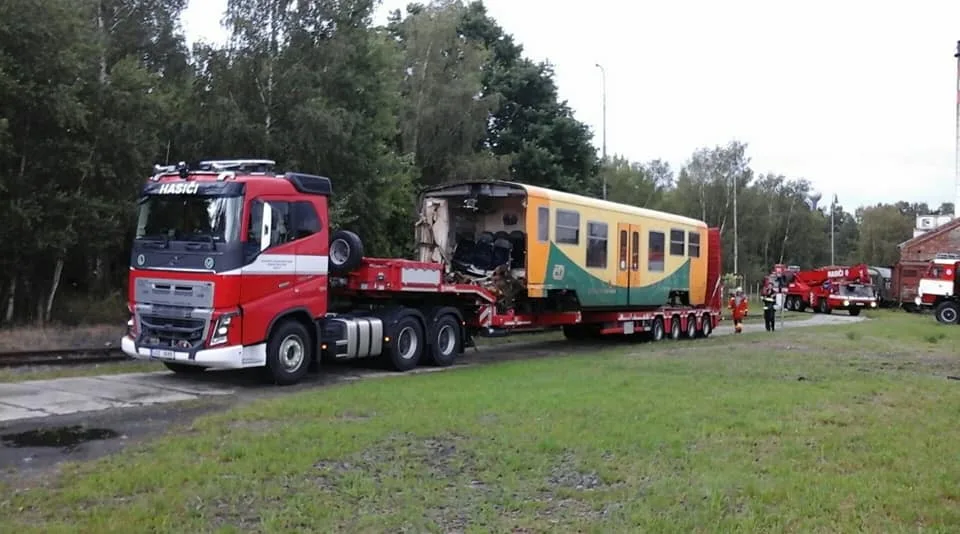 Těžká technika drážních hasičů odvezla nabouraný vlak z Perninku