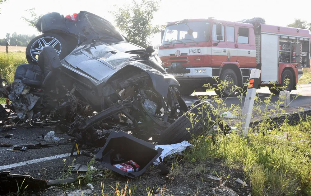 Řidič nezvládl řízení a narazil do stromu, zraněním podlehl