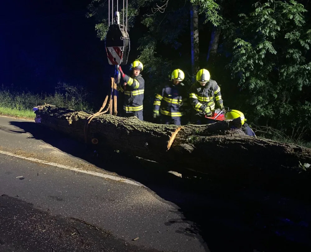 FOTO : Hasiče zaměstnal silný vítr, vyjížděli k desítkám případů