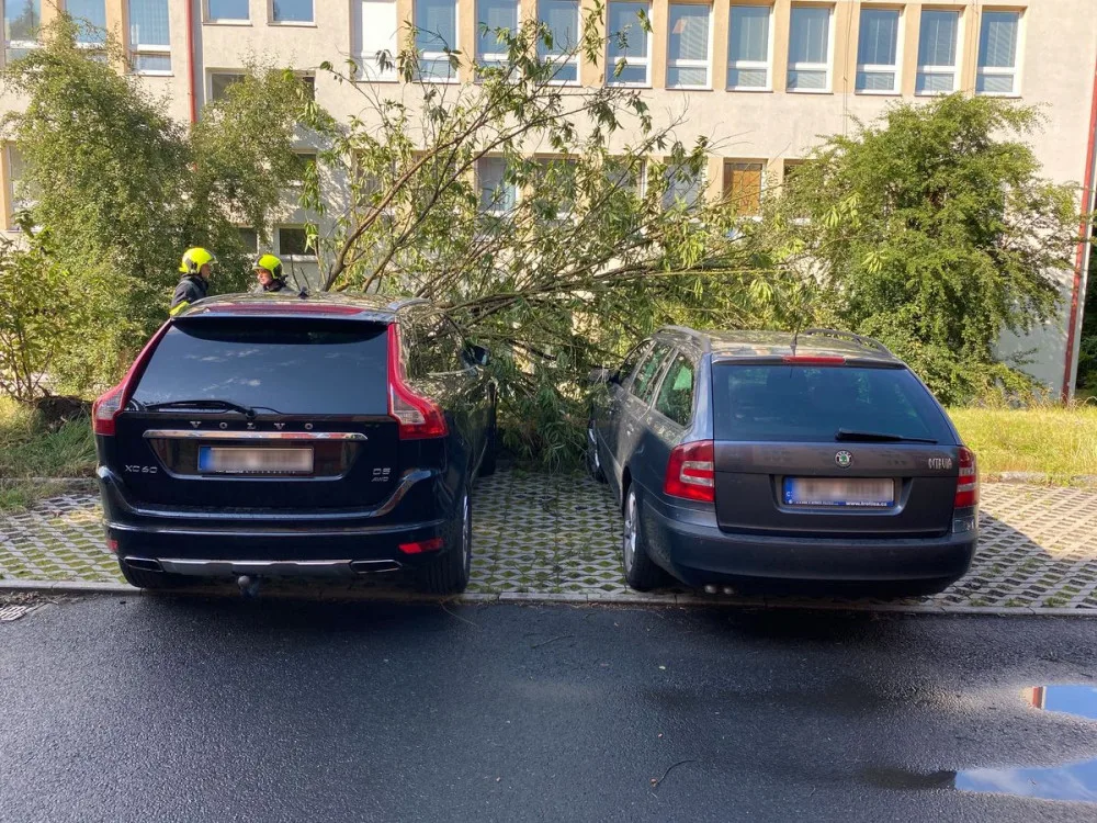 FOTO : Hasiče zaměstnal silný vítr, vyjížděli k desítkám případů