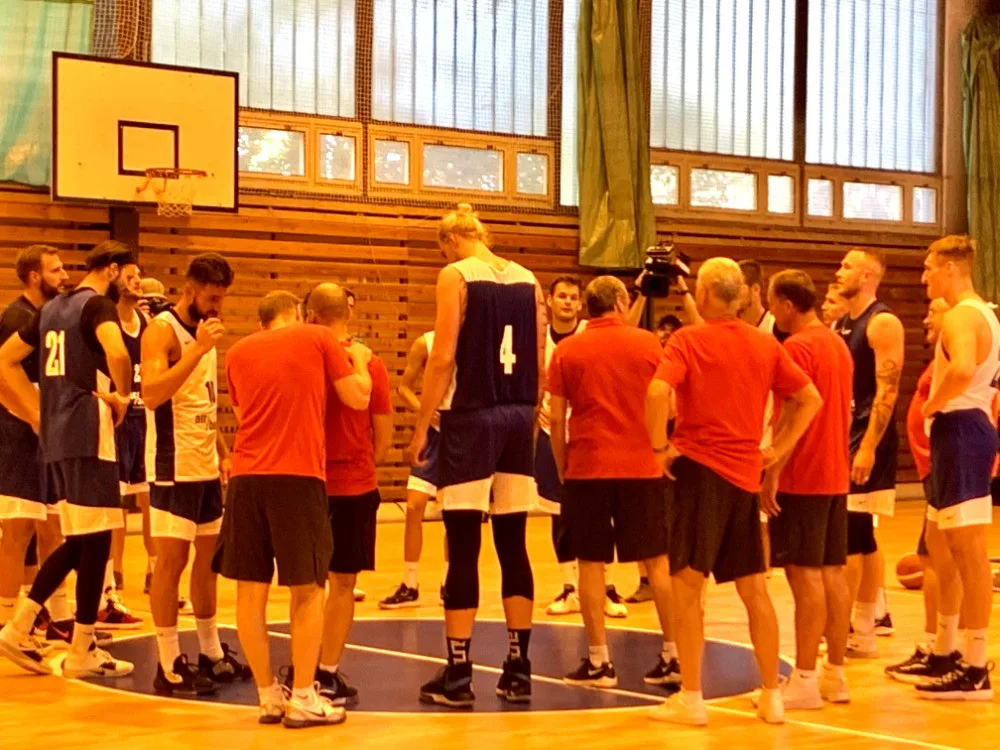 Česká basketbalová reprezentace aktuálně trénuje v Mariánských Lázních.
