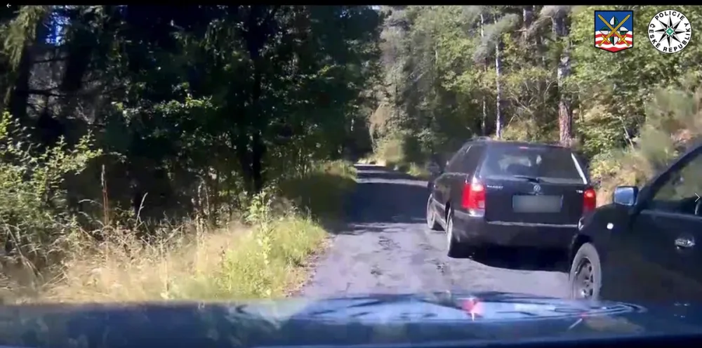 VIDEO: Zběsilá honička, muž se zákazem řízení se snažil ujet hlídce