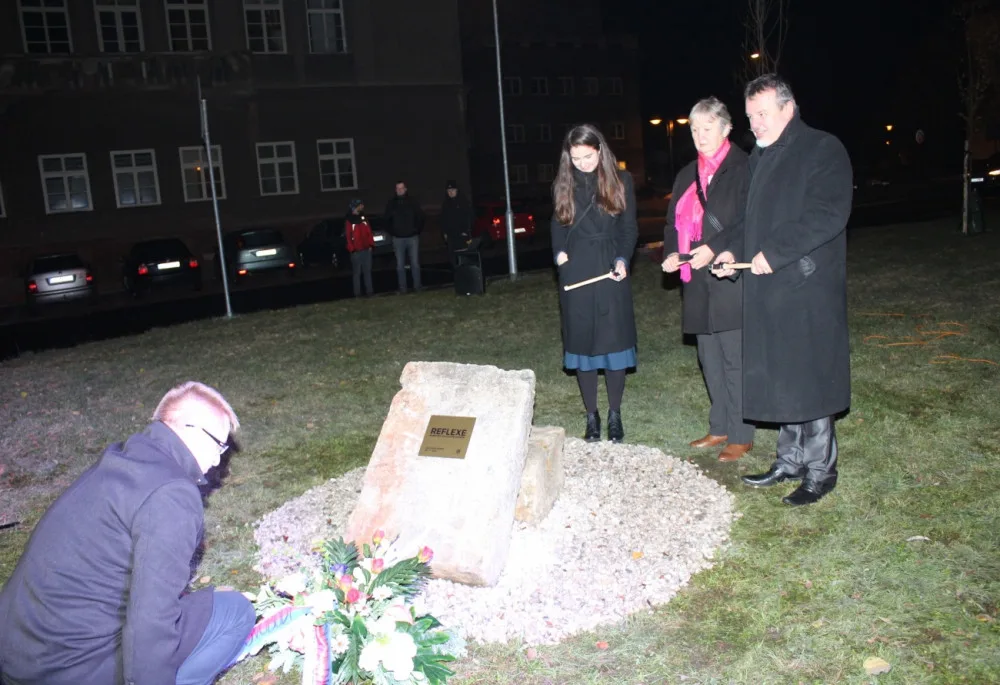 Když se vloni na podzim odhaloval základní kámen památníku politickým vězňům, nikdo z vedení Ostrova netušil, že ČSOB bude chtít pozemek pro památník prodat za předraženou cenu.