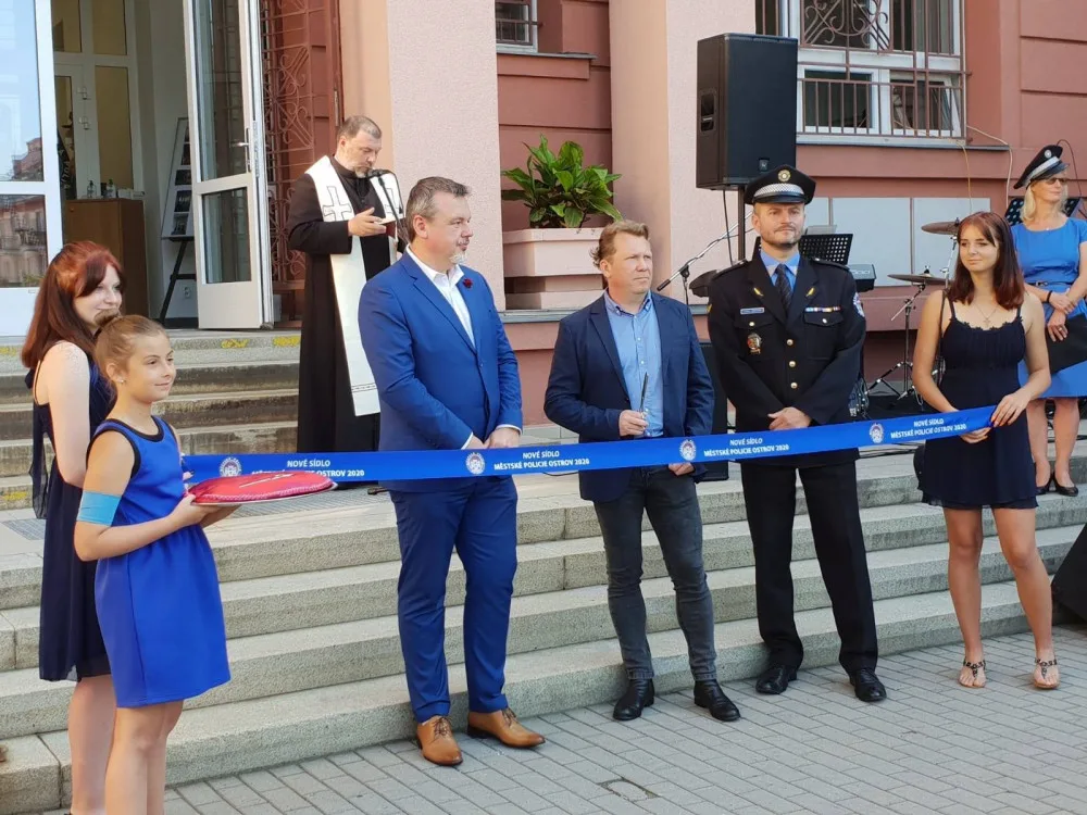 Dnes byla slavnostně otevřena nová služebna městské policie v Ostrově.