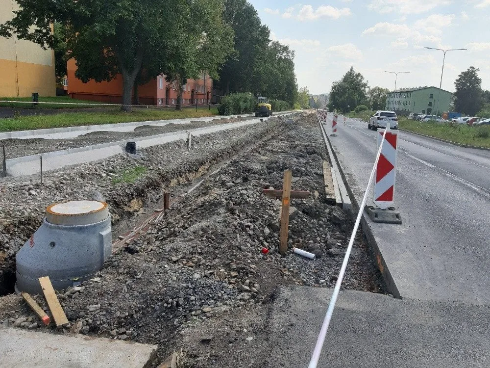 V Ostrově dokončují stavbu 130 nových parkovacích míst na Jáchymovské ulici