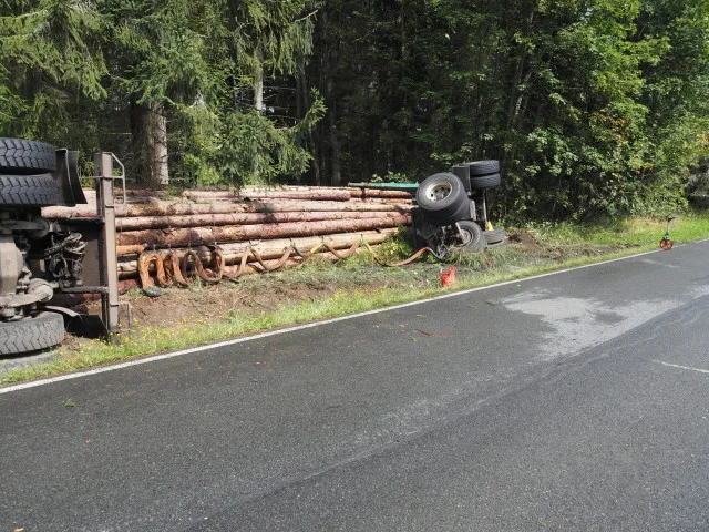 Pod nákladním vozem se utrhla část krajnice, skončil v příkopu