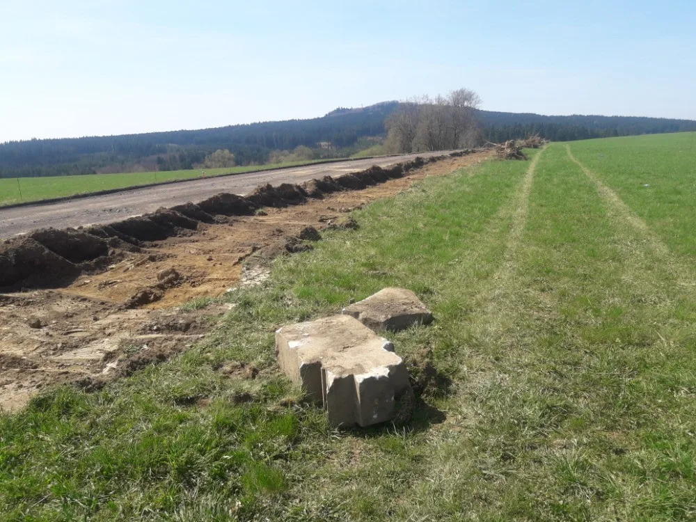 Místo nálezu pomníku v obci Horní Kramolín u Teplé