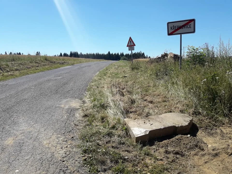 Místo nálezu pomníku v obci Křepkovice u Teplé