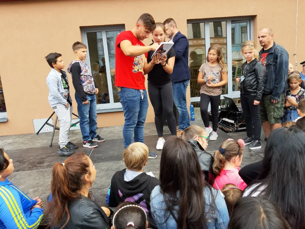 O fotku s youtuberem Tarym byl dnes odpoledne před novou knihovnou v Sokolově obrovský zájem.