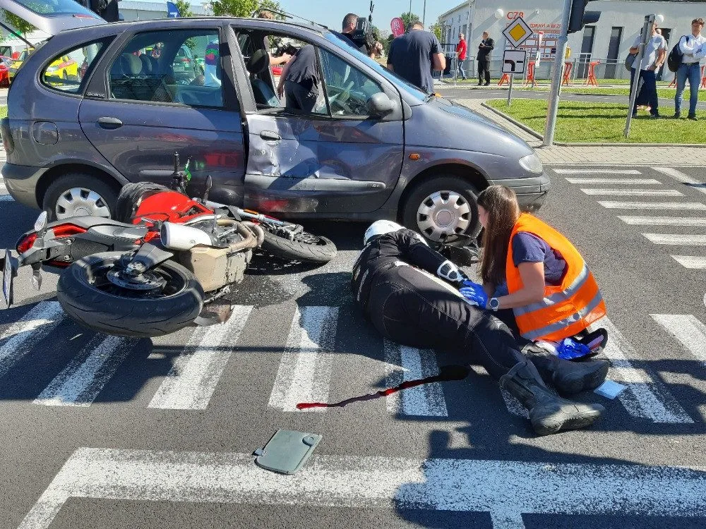 Snímek z dnešní simulované nehody motorkáře s osobním automobilem