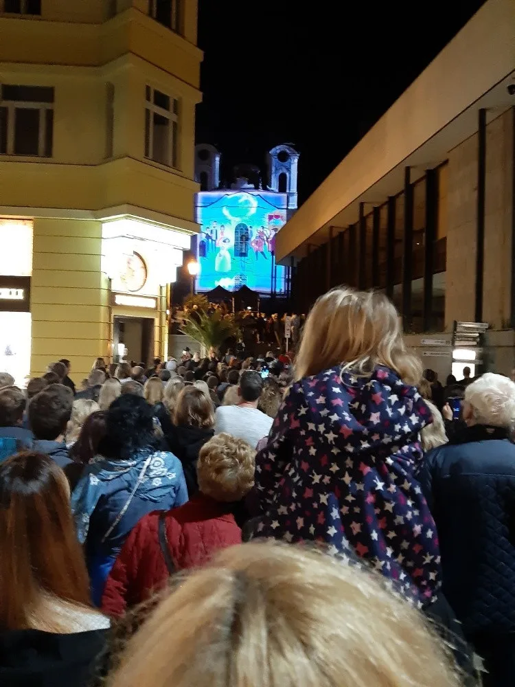 Festival světla přilákal do centra Karlových Varů tisíce lidí