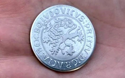 V Královské mincovně si lidé mohli vyzkoušet ražbu tolaru