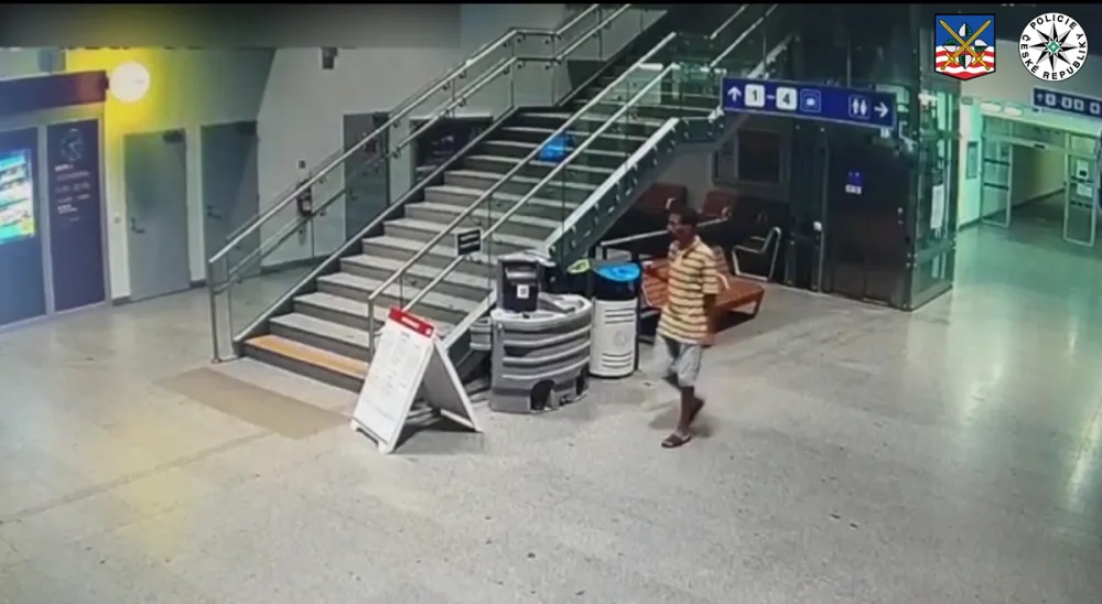 Poznáváte muže na videu? Mohl by objasnit případ zvrhlíka, který sahal mladé ženě pod sukni
