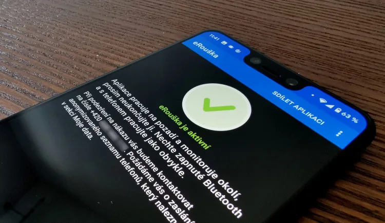 Udělejte solidární akci pro seniory. Babiš vyzval operátory, aby kvůli eRoušce zlevnili chytré mobily