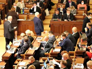 FOTO: Vláda schválila nouzový stav