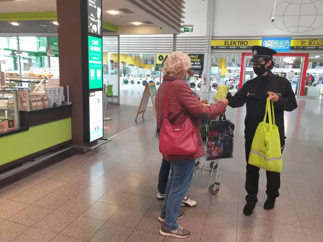 Policisté nabádali seniory, aby se nenechali okrást a podvést