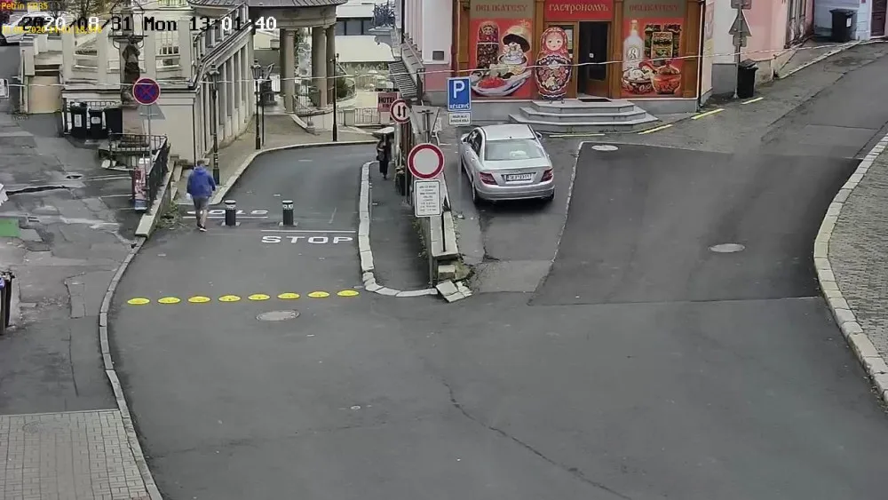 Nově sledují městští strážníci v Karlových Varech i zasouvací sloupky na Zámeckém Vrchu.